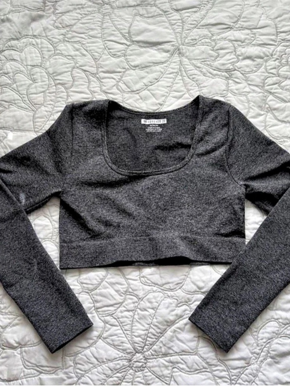 Forever 21 Gray Long Sleeve Crop Top Size Medium Like New